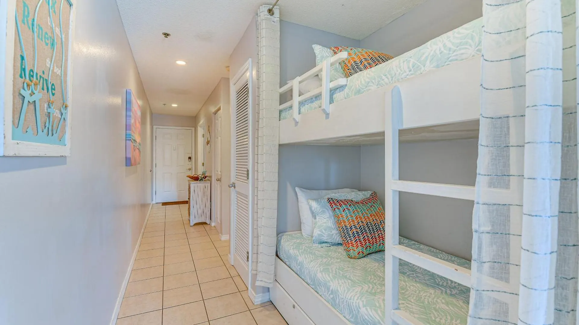 Lovely Destin Condo With Pool Access Walk To Beach!