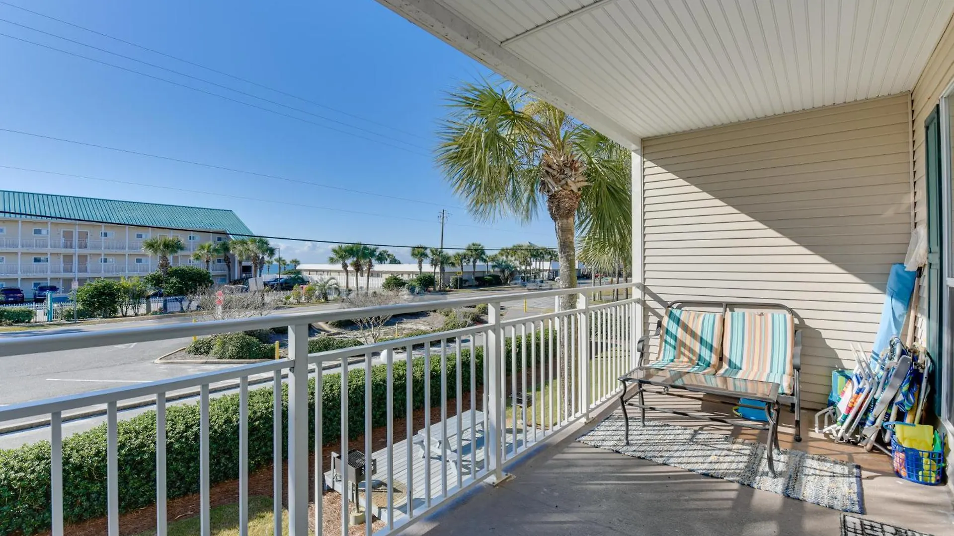 Lovely Destin Condo With Pool Access Walk To Beach!