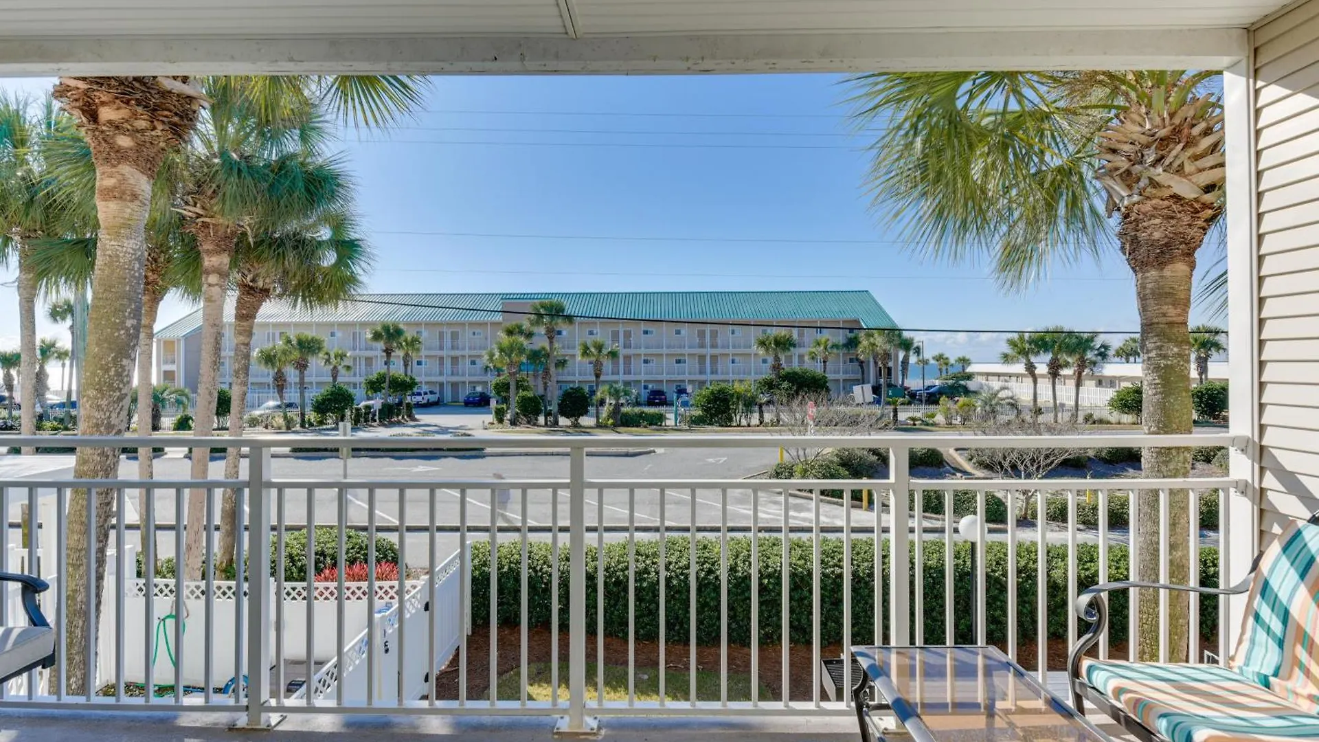 Lovely Destin Condo With Pool Access Walk To Beach!